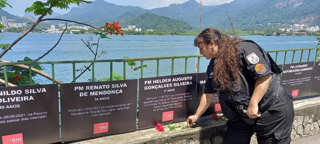 A instalação reúne placas com os nomes de crianças vítimas de balas perdidas 