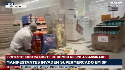 Manifestantes invadem Carrefour em SP durante protesto contra morte no RS -  20/11/2020 - UOL Notícias