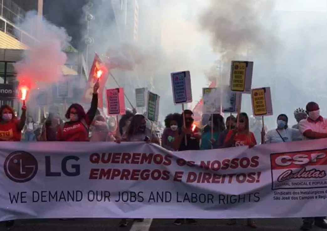 Trabalhadoras das montadoras da LG fazem manifestação no consultado sul-coreano Divulgação/Sindicato dos Metalúrgicos de São José dos Campos