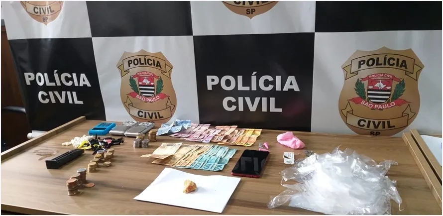 Ele estava de posse de crack e cocaína