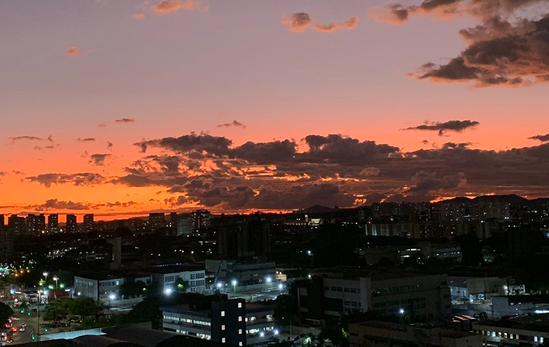 Roxo, rosa, laranja e verde: entenda por que o céu ficou colorido em São Paulo