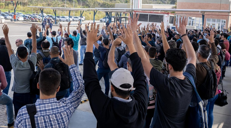 Trabalhadores durante assembleia na Avibras Foto/ Cristiane Cunha