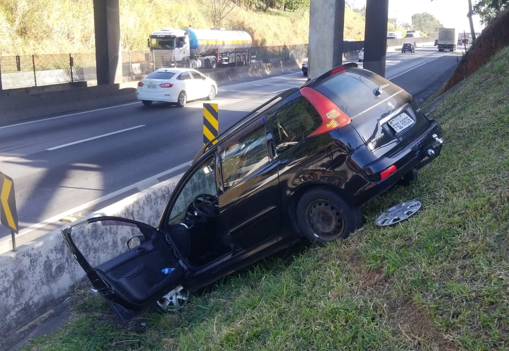 Carro perde controle e cai em barranco próximo à Via Dutra, em Taubaté Rauston Naves/Vale Urgente