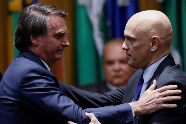 Bolsonaro e Moraes trocam rápido aperto de mãos em posse de ministros no DF