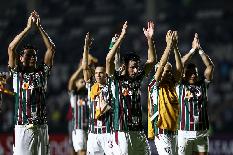 Jogadores do Fluminense aplaudem a torcida após classificação na Libertadores