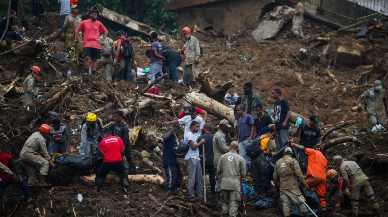 Moradores reclamavam da demora na identificação das vítimas no IML Foto: Reuters 