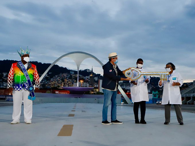 Carnaval RJ: Paes inverte tradição e entrega chave da cidade a profissionais da saúde Prefeitura do Rio de Janeiro