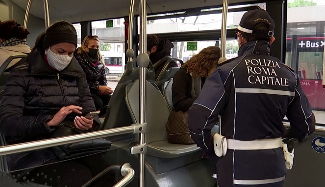 Polícia de Roma cobra apresentação do passaporte da vacina nos ônibus.