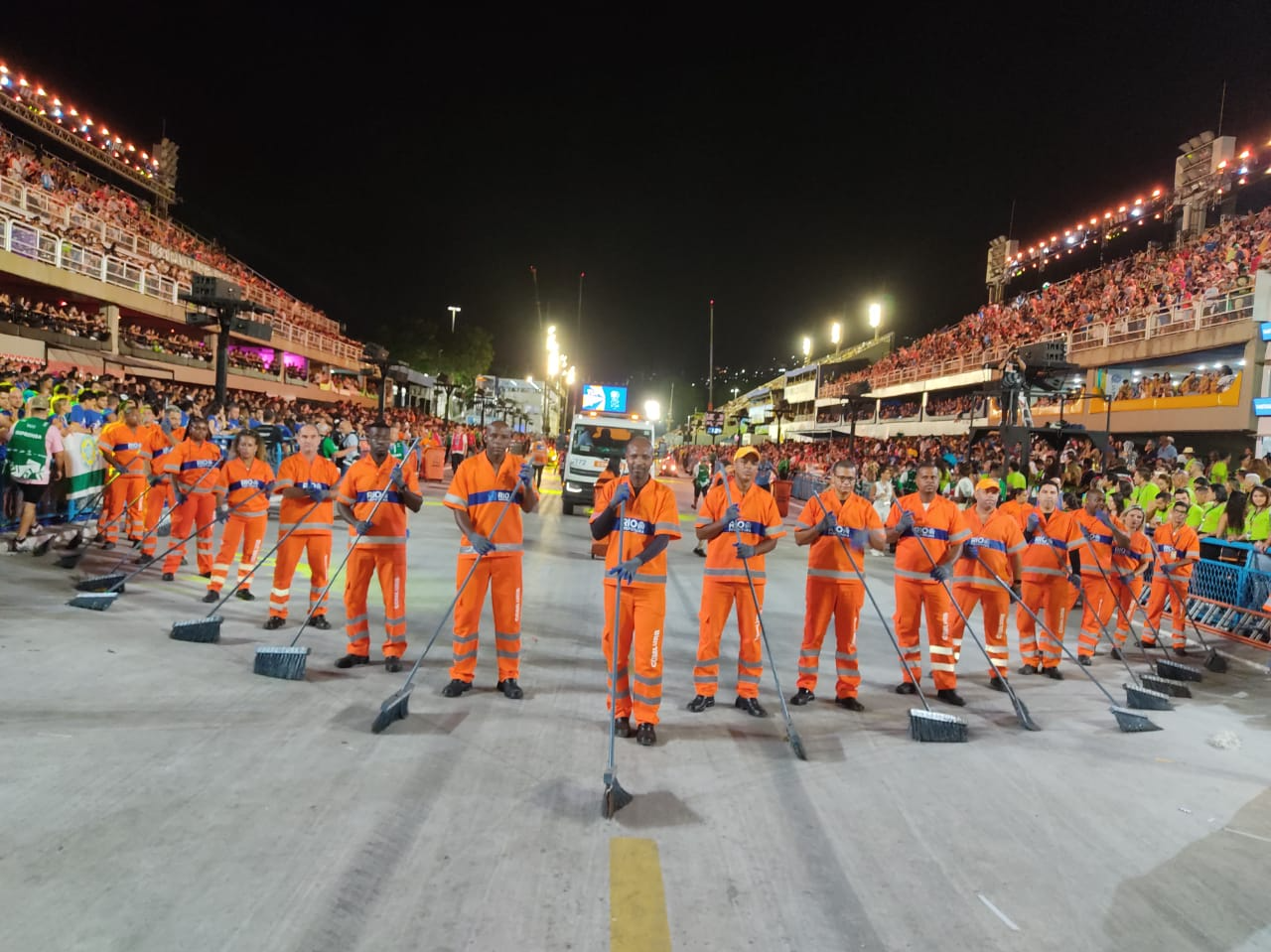 A equipe da Comlurb na Sapucaí incluiu quase 500 garis por dia Divulgação/Comlurb