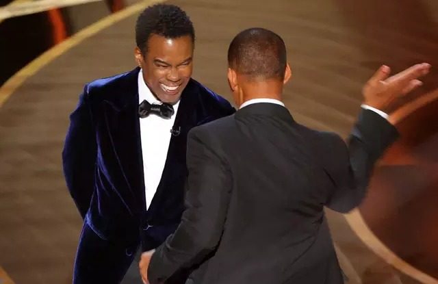 Will Smith dá tapa em Chris Rock ao vivo no Oscar Reuters