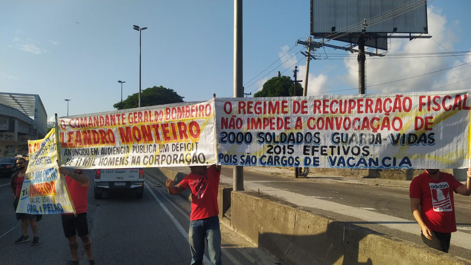 Protesto pacífico aconteceu na altura do acesso para a Ponte Rio-Niterói Reprodução/BandNews FM