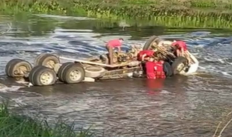 Caminhão cai de ponte e fica capotado em rio de Curitiba; motorista morre