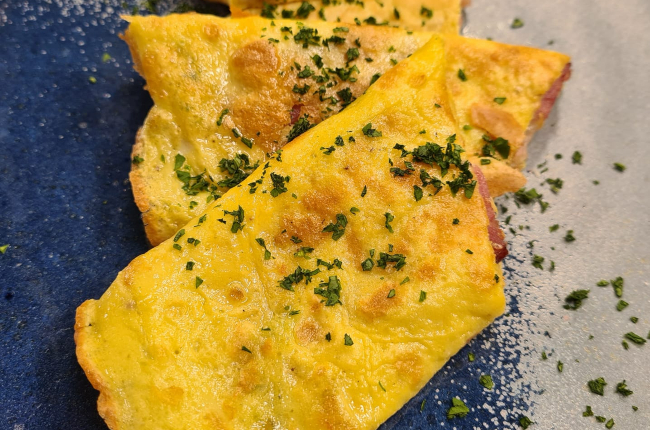 Panqueca de omelete recheada com bacon e queijo | Band Receitas