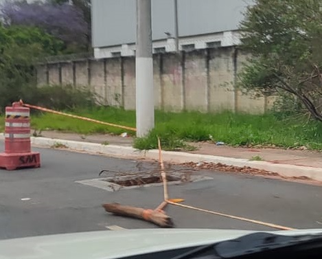 Buraco na Avenida Escola Politécnica coloca os motoristas em risco Foto: Ouvinte BandNews FM