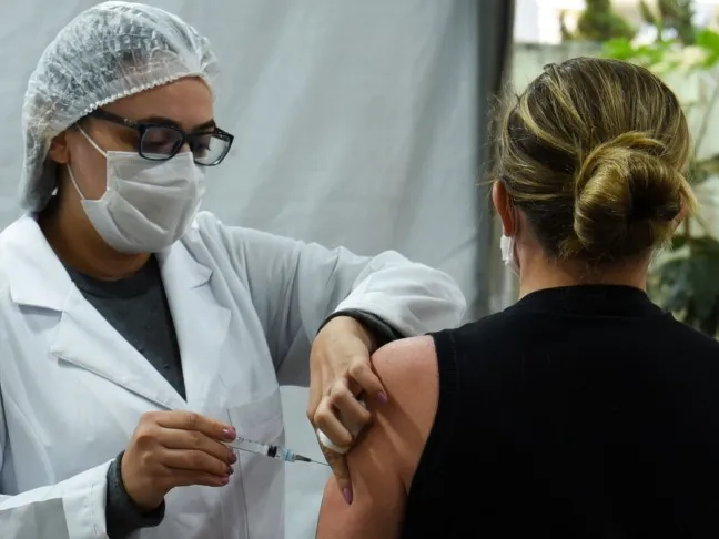 Vacinação é retomada em São Paulo, nesta quarta (23), após a chegada de um lote com 210 mil doses