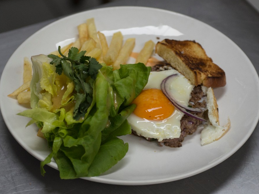 Prato feito pelo chef em Pesadelo na Cozinha tem hambúrguer, ovo, cebola roxa, batata frita e salada  Carlos Reinis/Band