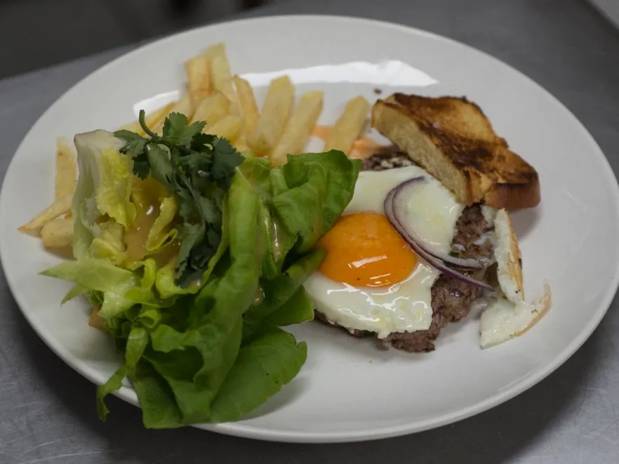 Prato feito pelo chef em Pesadelo na Cozinha tem hambúrguer, ovo, cebola roxa, batata frita e salada 