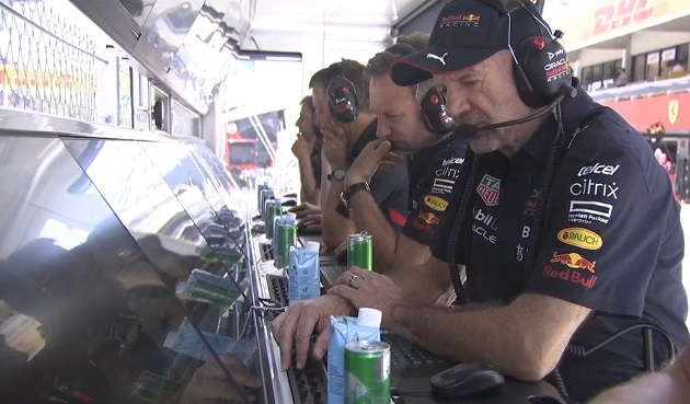 Latas verdes de energético no pitwall da Red Bull Red Bull