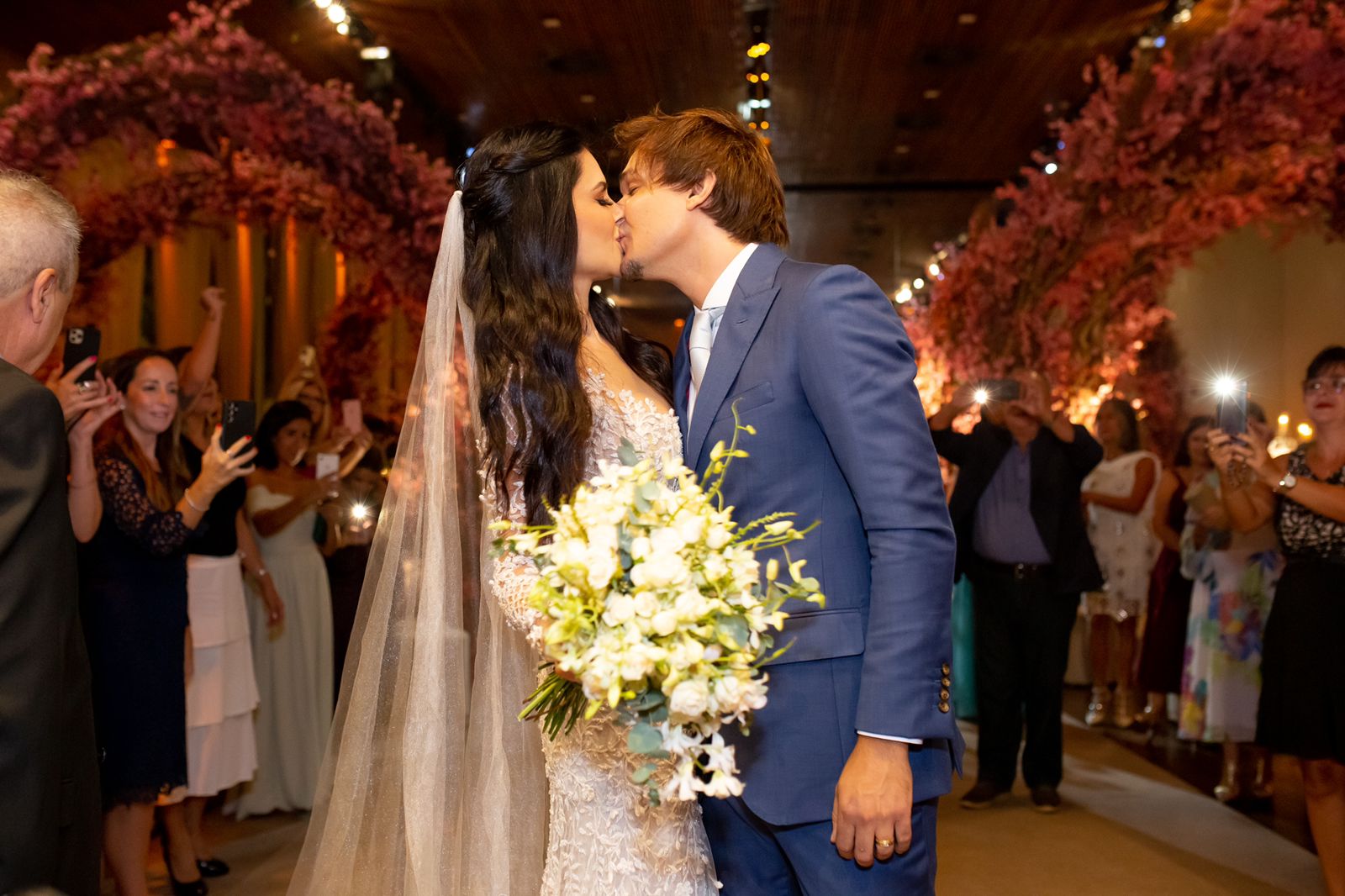 Casamento de Natália Guimarães e Leandro teve mais de 30 mil flores | Band