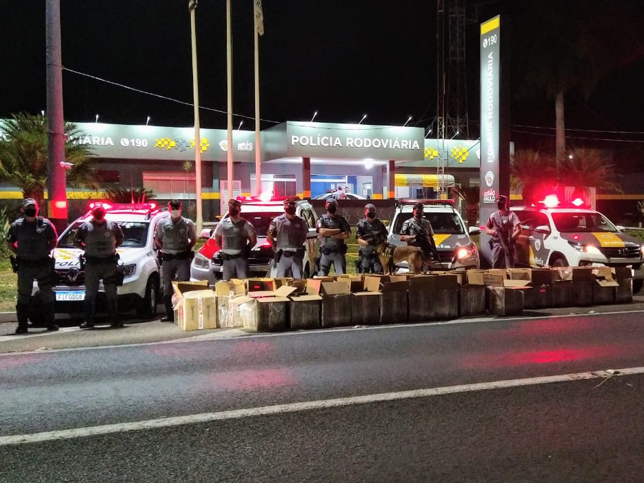 Carga estava escondida com dupla que foi presa na cidade de Araçatuba Polícia Militar de SP