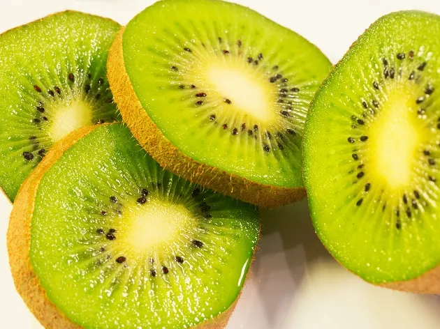 Kiwi é uma das frutas que ajuda na qualidade do sono