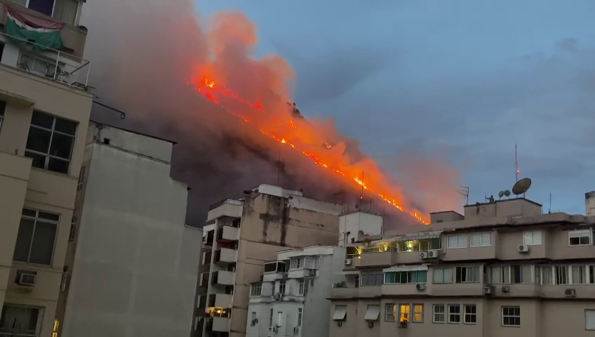 As chamas podem ser vistas de diversos pontos do bairro e até do Morro da Urca Ouvinte BandNews FM 