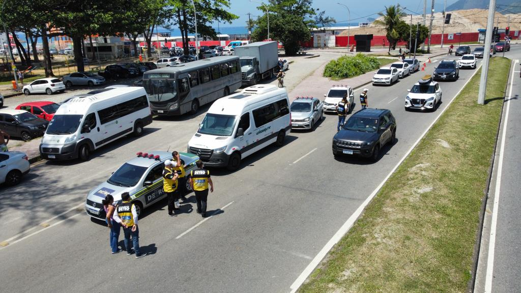 A van que foi apreendida transportava 15 passageiros Reprodução/Detro