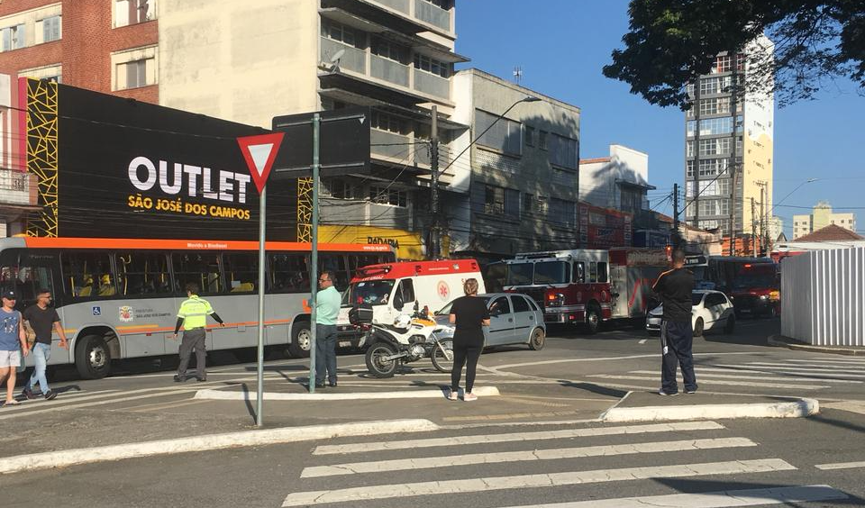 Duas pessoas ficam feridas após colisão entre ônibus, em São José dos Campos Larissa Muradi/ TV Band Vale