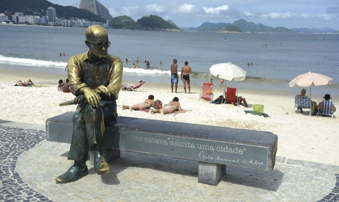 Novos óculos da estátua de Carlos Drummond de Andrade são recolocados Tomaz Silva/Agência Brasil