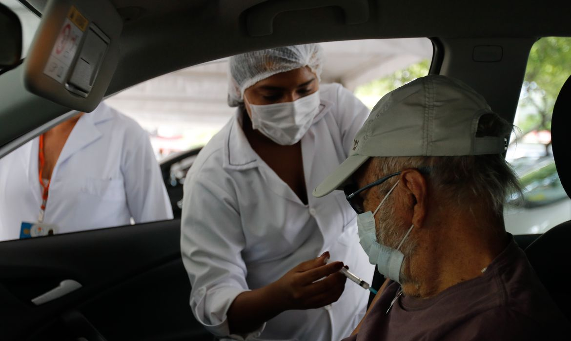 Idosos com mais de 70 anos começam a se vacinar contra Covid-19 nesta terça-feira (29). Tânia Rego/ Agência Brasil