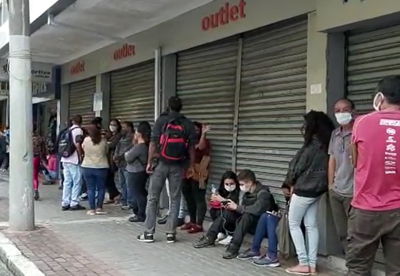 Fila em busca de emprego dobra dobra o quarteirão no PAT de São José dos Campos Marvin Pinho/Band Vale