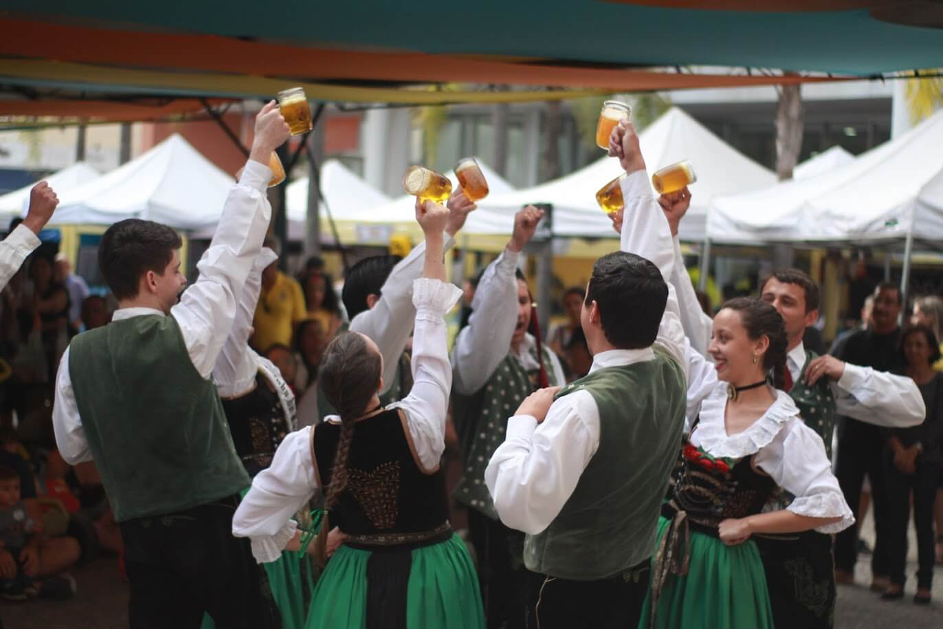 Evento reúne danças e culinária típica da cultura alemã Reprodução/Bauernfest