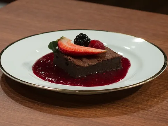 Receita de bolo cremoso de chocolate com calda de frutas vermelhas, da Renata