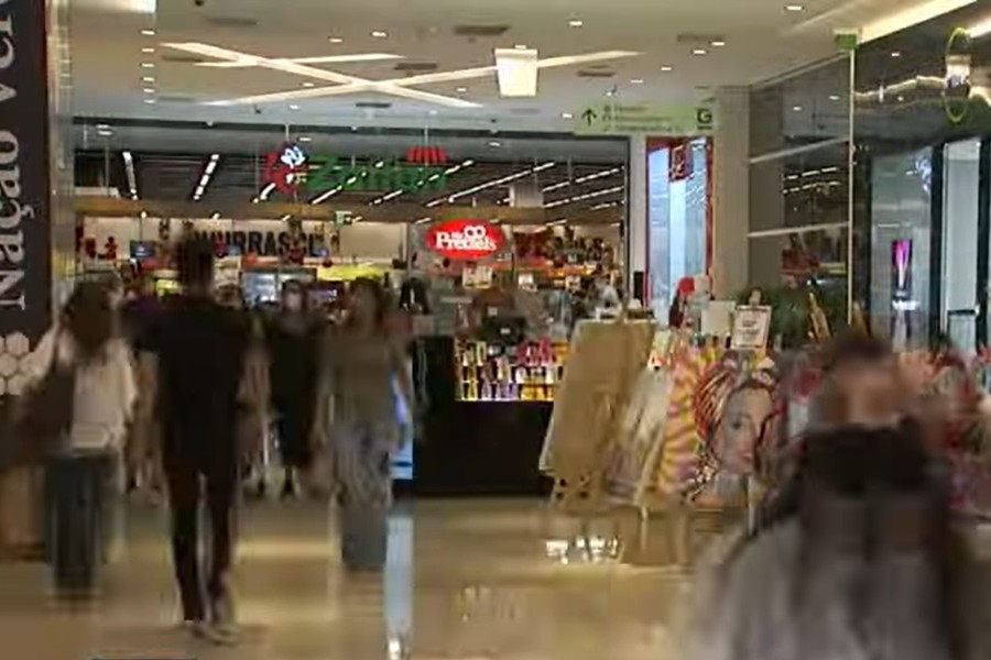 Compras de última hora lotam shopping centers na véspera do Natal em SP