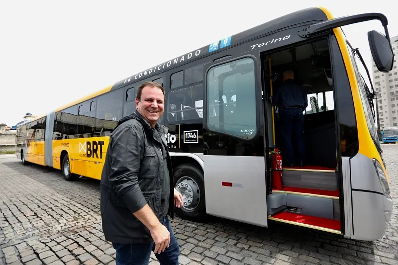 Paes anuncia gratuidade no transporte público do Rio no domingo de votação