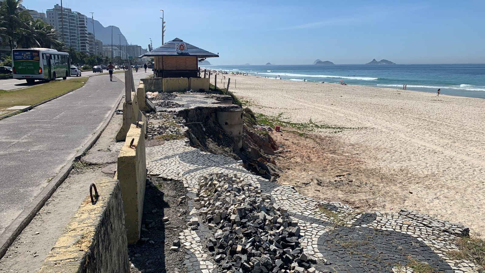 Falta de conservação atinge diferentes pontos do calçadão da praia da Barra
