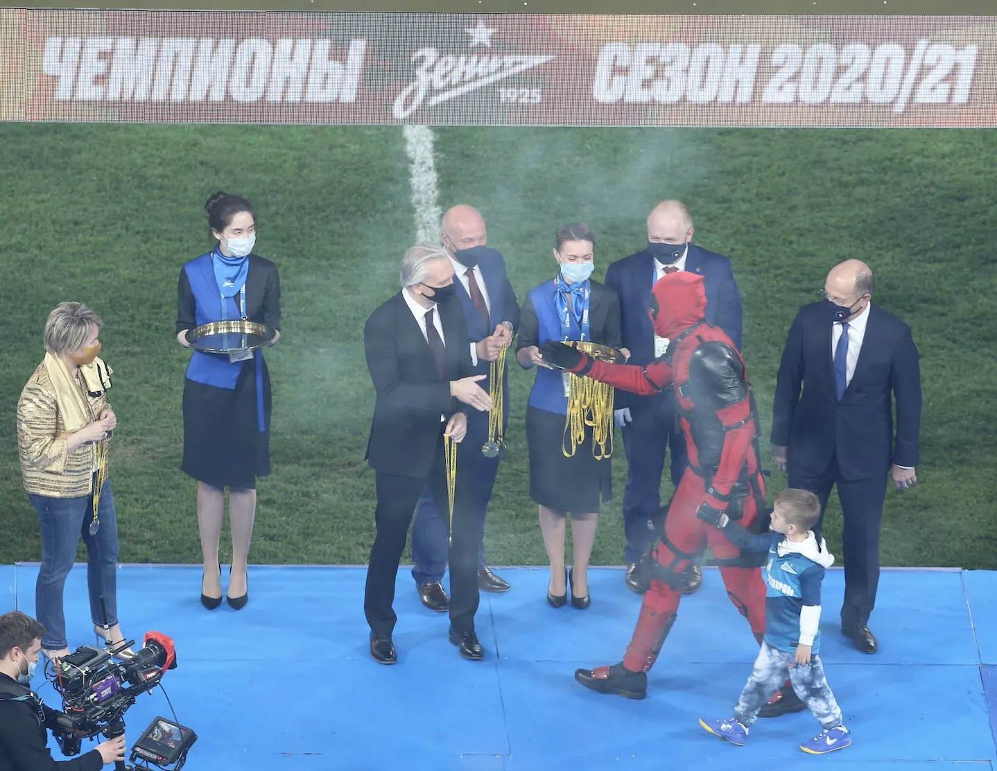 Dzyuba vestido de Deadpool na premiação do Zenit campeão russo