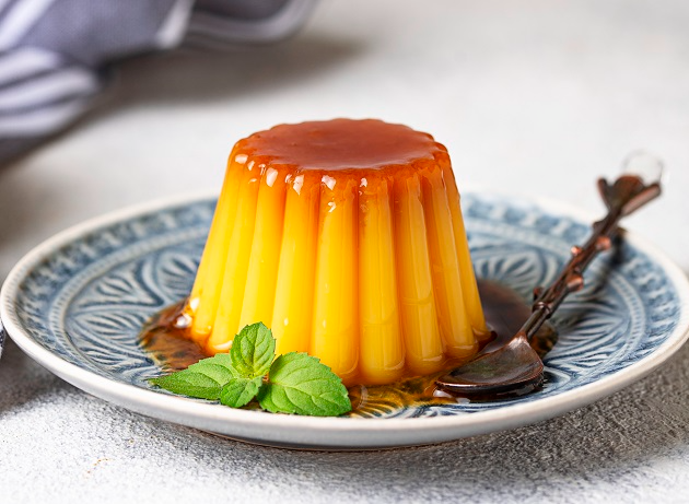 Flan de coco com caramelo é opção de sobremesa para o fim de semana Envato Elements