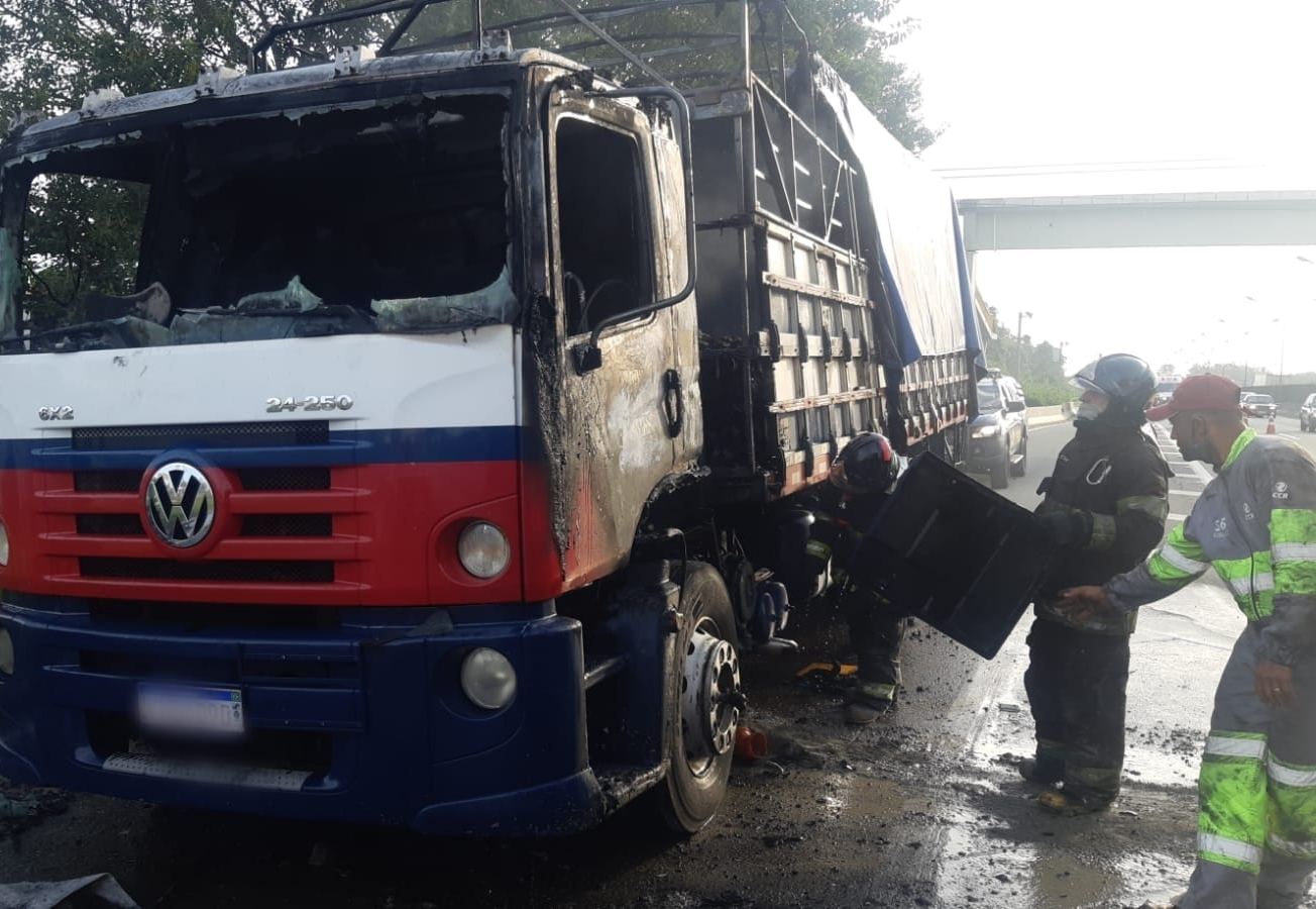 Caminhão que transportava tecido pega fogo na Via Dutra, em Jacareí Divulgação/PRF