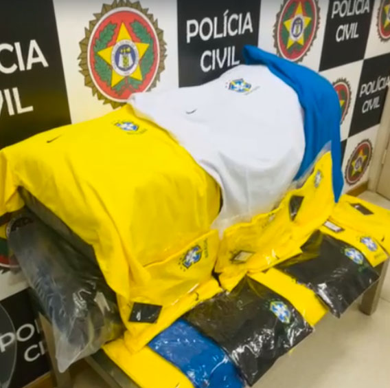 Camisas foram apreendidas na Taquara, Zona Oeste do Rio Reprodução/Polícia Civil