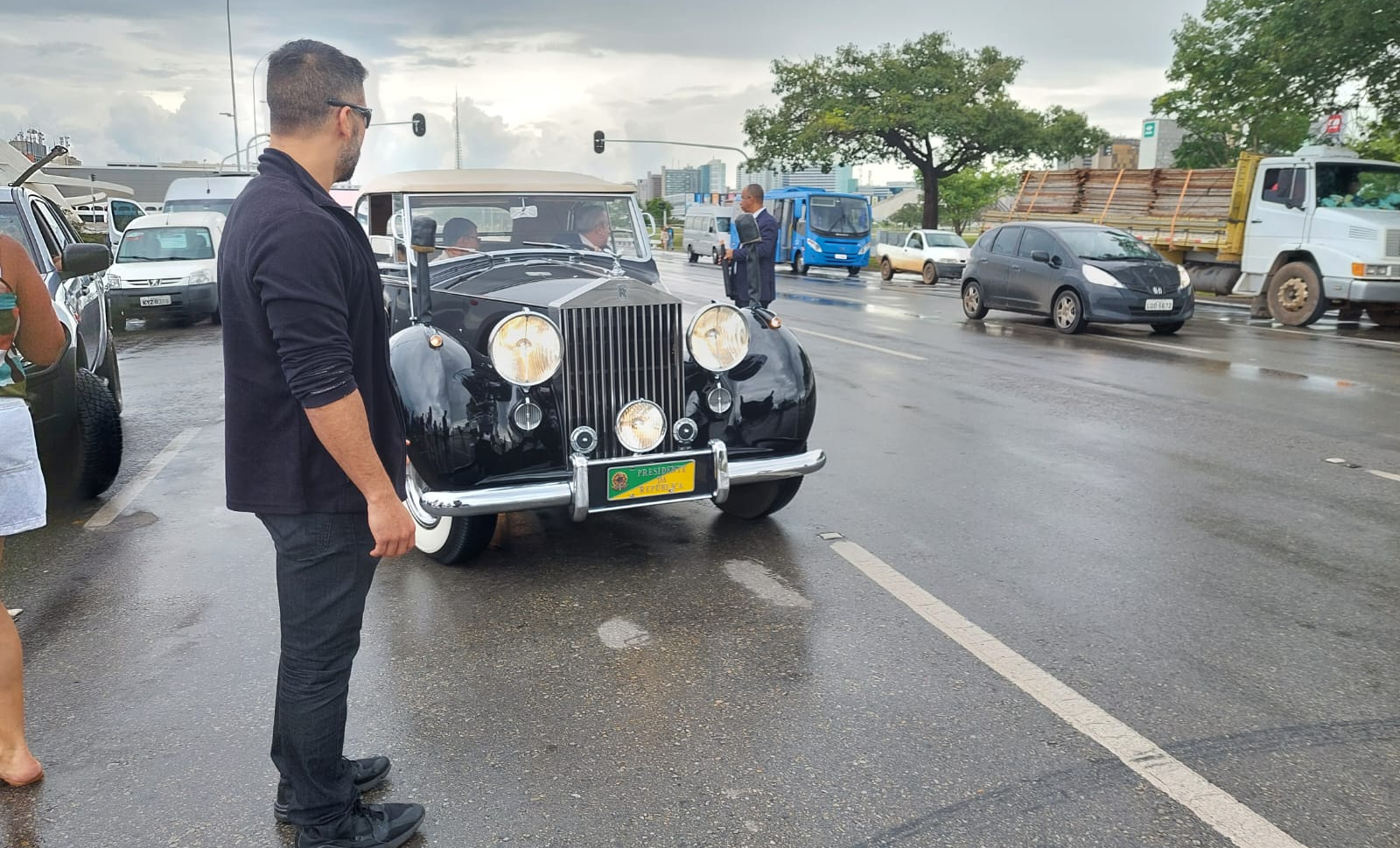 Rolls-Royce presidencial é usado em ensaio da posse de Lula em Brasília André Basbaum/Band TV