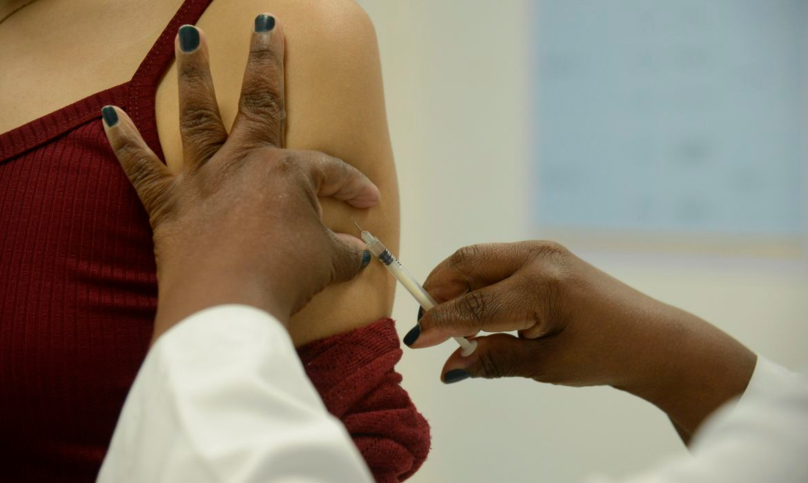 Vacinados contra a Covid têm 30 vezes menos chances de morrer, aponta pesquisa 