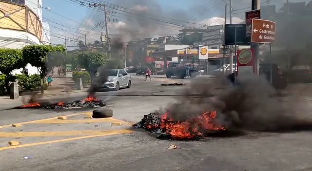 Grupo ateou fogo em lixo na Estrada do Camboatá, em Guadalupe Reprodução/Redes Sociais