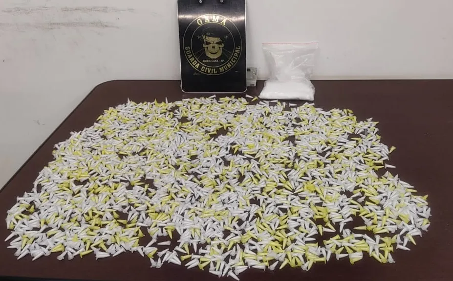 Foram apreendidas 2.704 porções de cocaína e um pacote contendo 150 gramas de pasta base.