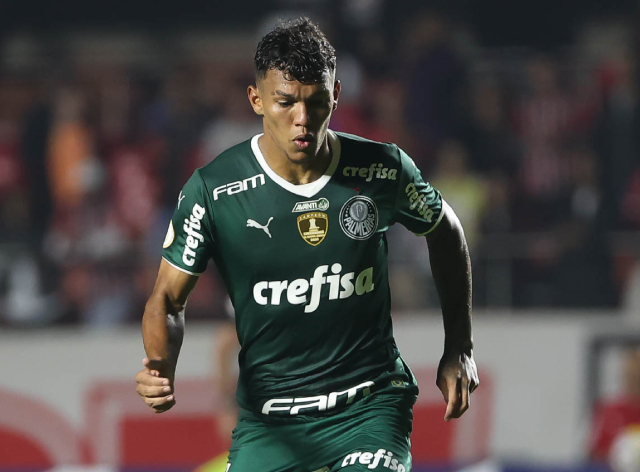 O atacante Gabriel Veron, do Palmeiras, em jogo contra a equipe do São Paulo Reprodução/Cesar Greco