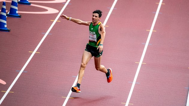 Alex Douglas faturou a prata na maratona, a 72ª medalha do Brasil em Paralimpíadas