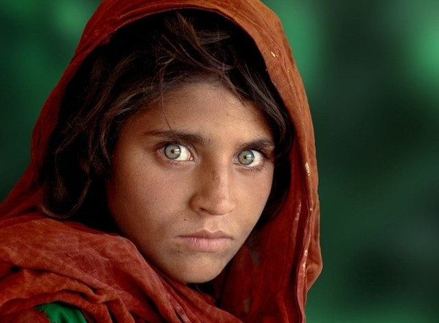 "Afegã dos olhos verdes" imortalizada em capa de revista foge do Talibã