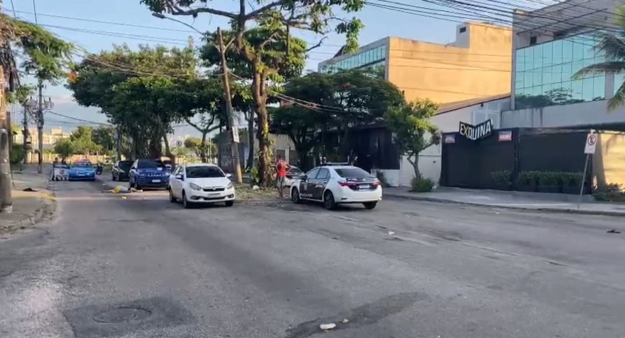 3 mortes: Polícia faz perícia na frente de boate no Recreio dos Bandeirantes