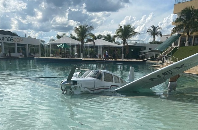 Avião monomotor faz pouso forçado em piscina de resort em MG Reprodução