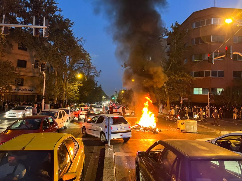 Irã corta internet após protestos contra morte de mulher curda Foto: Reuters